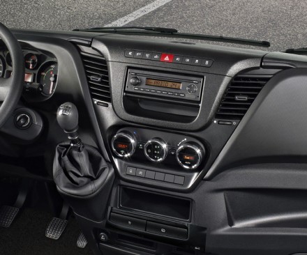 Рамка переходная Iveco 2014+ для дисплея 9 дюймов, матовая