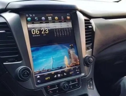 Штатная магнитола в стиле Тесла для Chevrolet Tahoe, Suburban, GMC Yukon (2015 - 2018) Compass NH