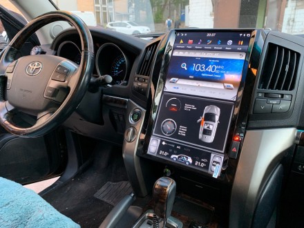 Головное устройство Toyota Land Cruiser 200 (2007-2015) Tesla-Style для топовых комплектаций